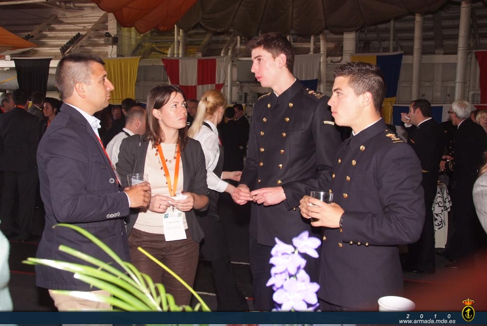 Guardiamarinas de la Armada atendiendo a los invitados durante un momento de la recepción